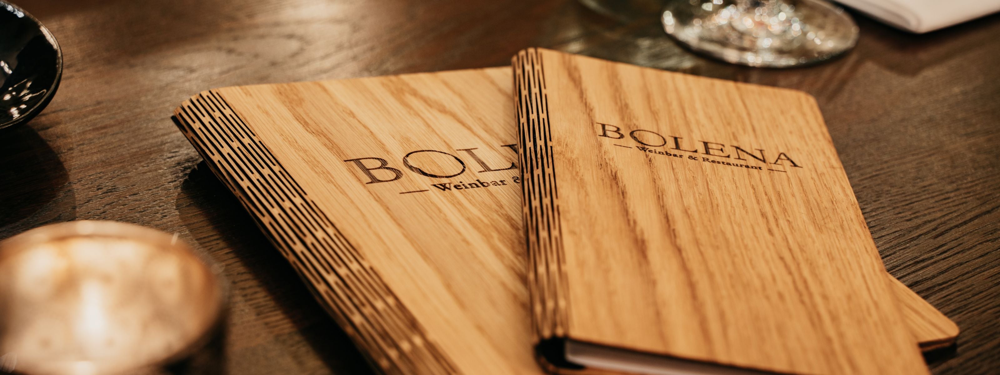Elegante Speisekarten aus Holz für gehobene Gastronomie auf Restauranttisch