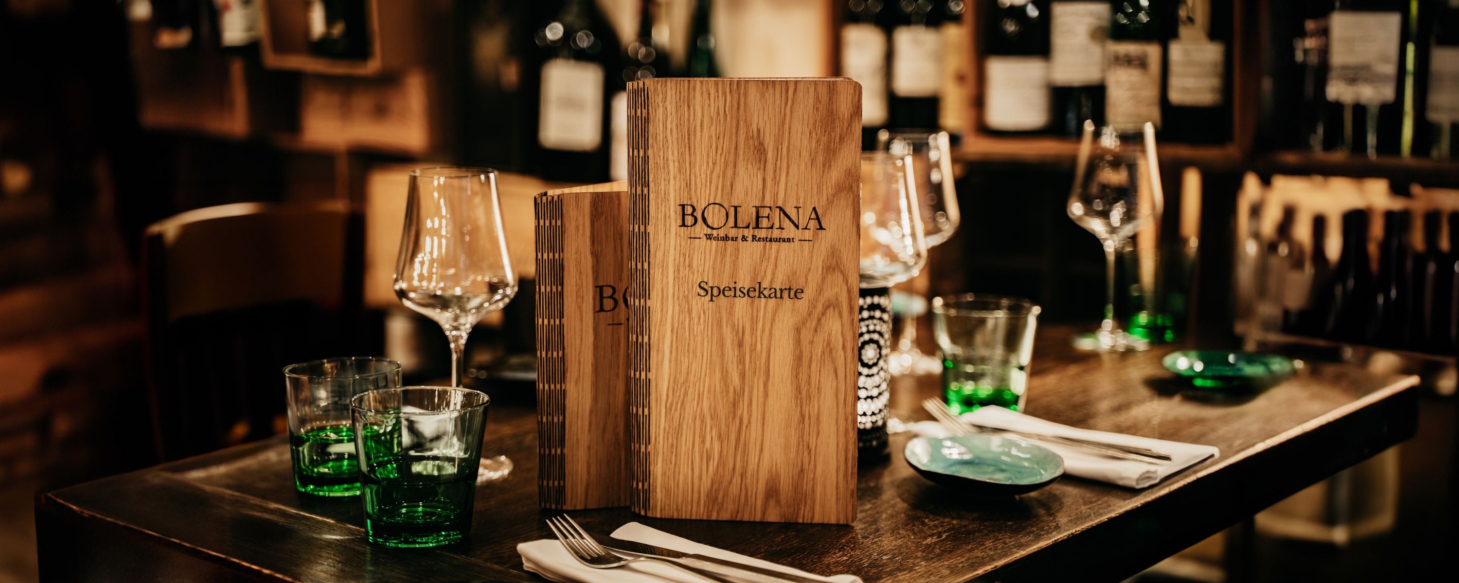 Hochwertige Holzspeisekarten und Zubehör für exklusive Restaurants