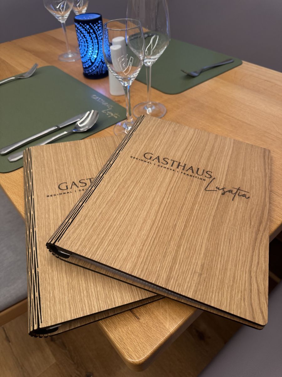Speisekarte aus Holz bei Gasthaus Lusatia