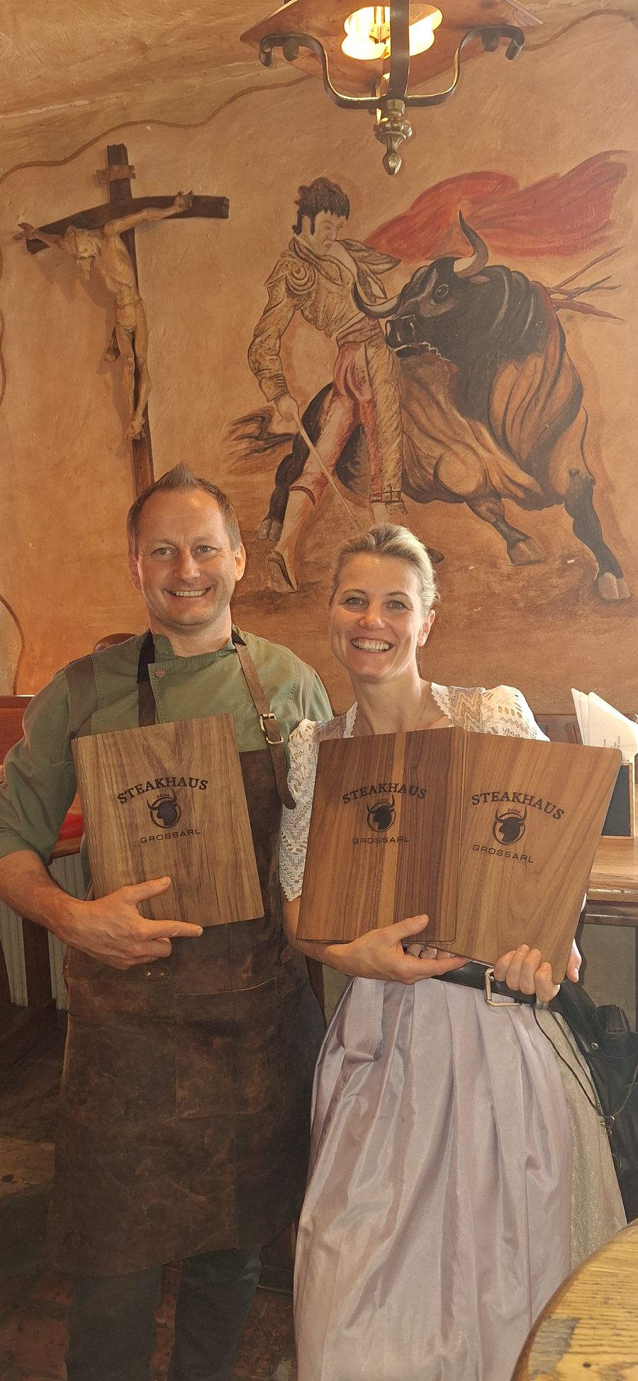 Speisekarte aus Holz bei Steakhaus