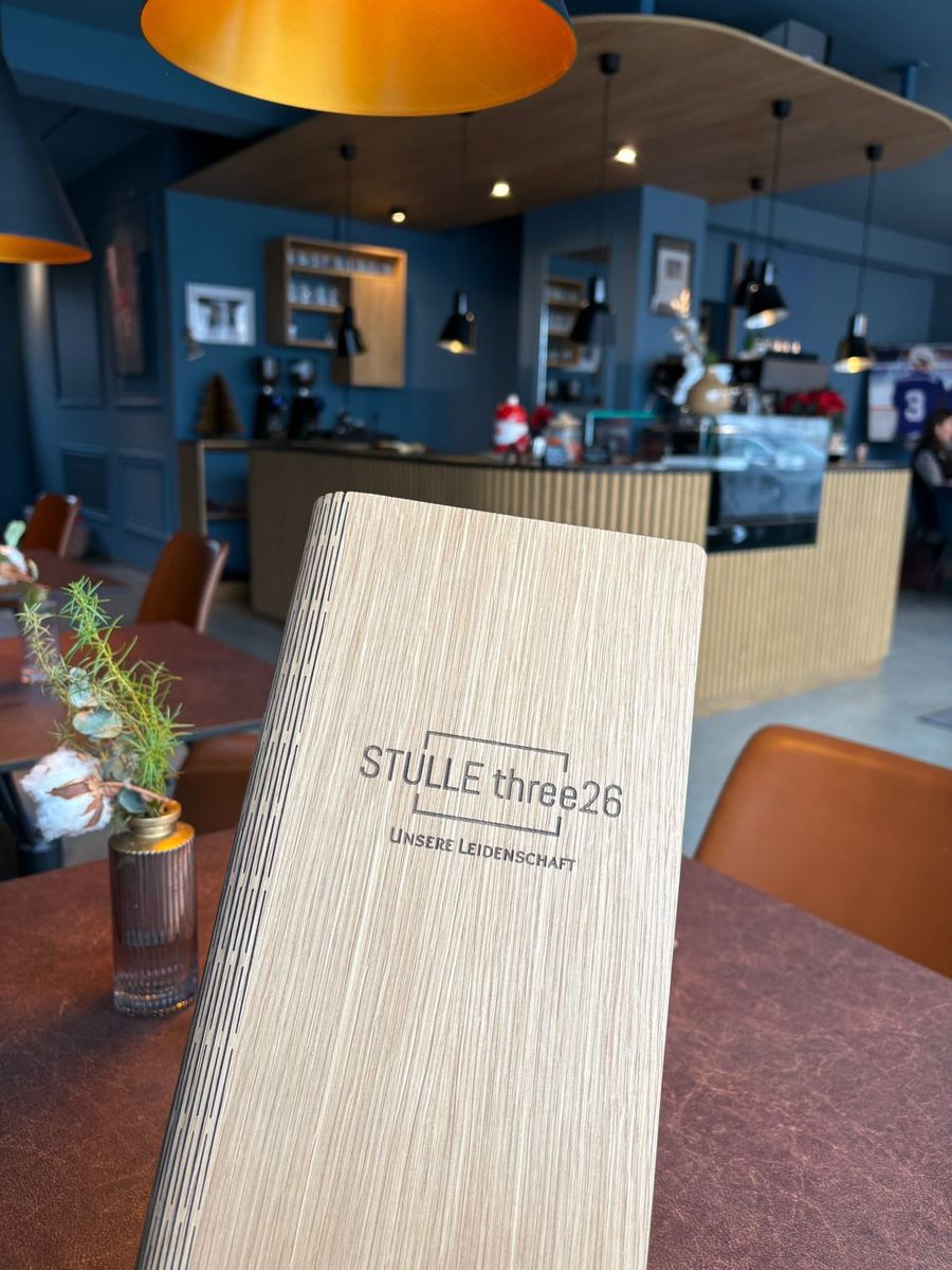 Speisekarte aus Holz bei Stulle three26