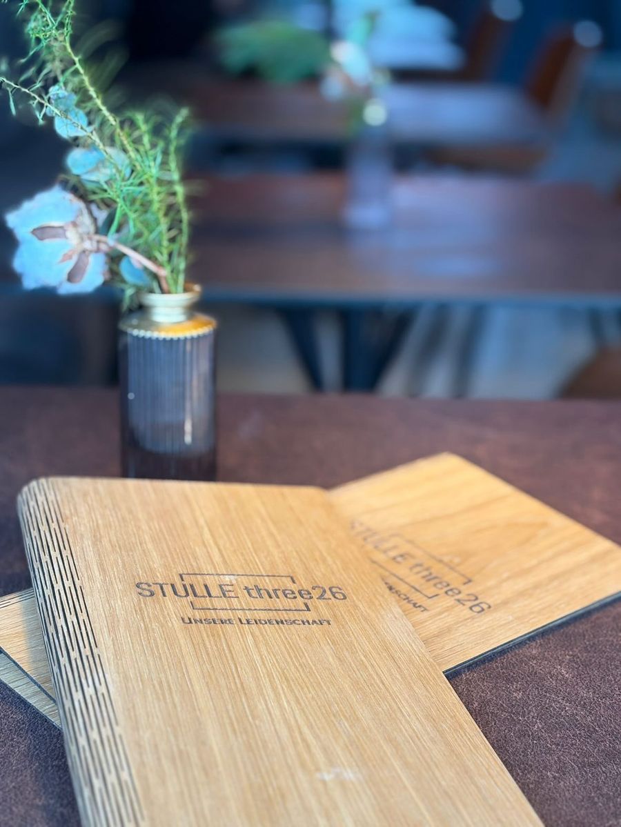 Speisekarte aus Holz bei Stulle three26