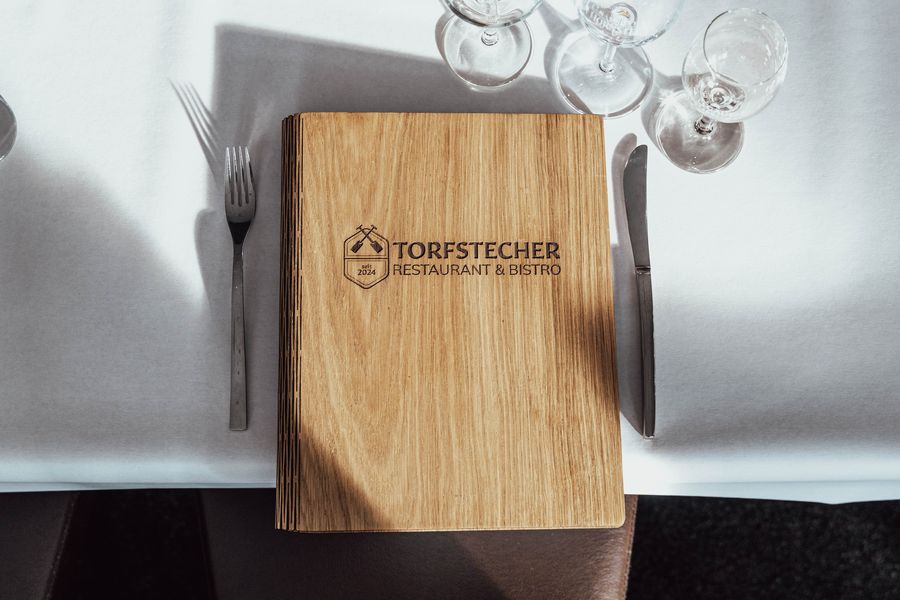 Speisekarte aus Holz bei Torfstecher Restaurant & Bistro