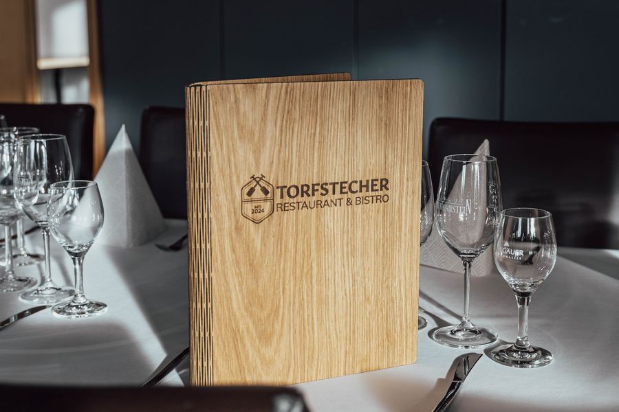 Speisekarte aus Holz bei Torfstecher Restaurant & Bistro