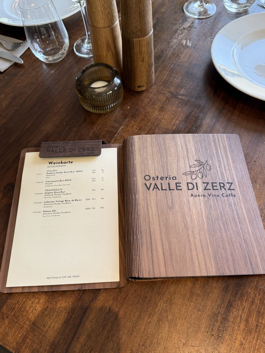 Speisekarte aus Holz bei Osteria Valle di Zerz