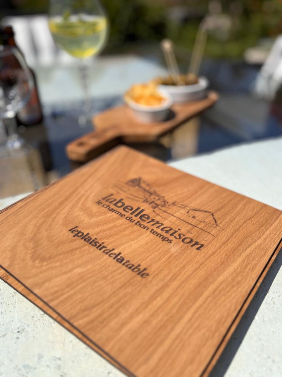 Speisekarte aus Holz bei La Belle Maison