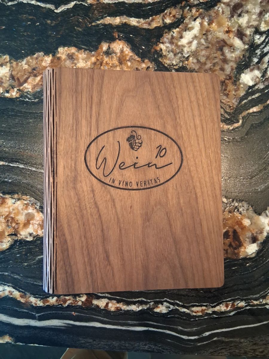 Speisekarte aus Holz bei Wein10